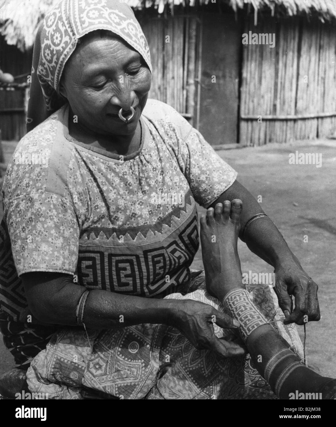 Geographie/Reise, Panama, Menschen, Frauen, Frau ist ein verbindendes Bein, um 1960, Stockfoto