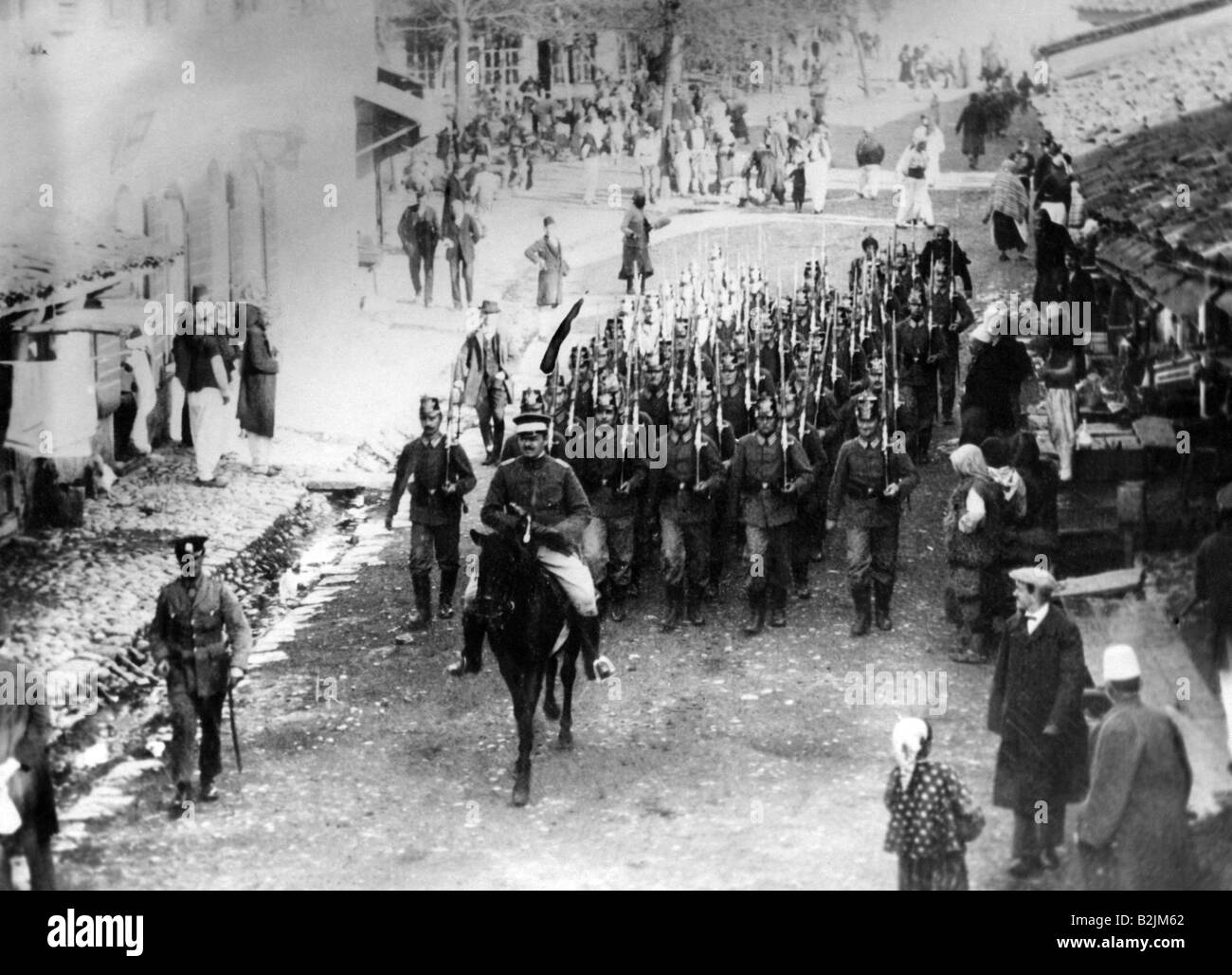 Veranstaltungen, Erster Weltkrieg/erster Weltkrieg, Balkanfront, Gesellschaft der deutschen leichten Infanterie in einem Dorf, ca. Stockfoto
