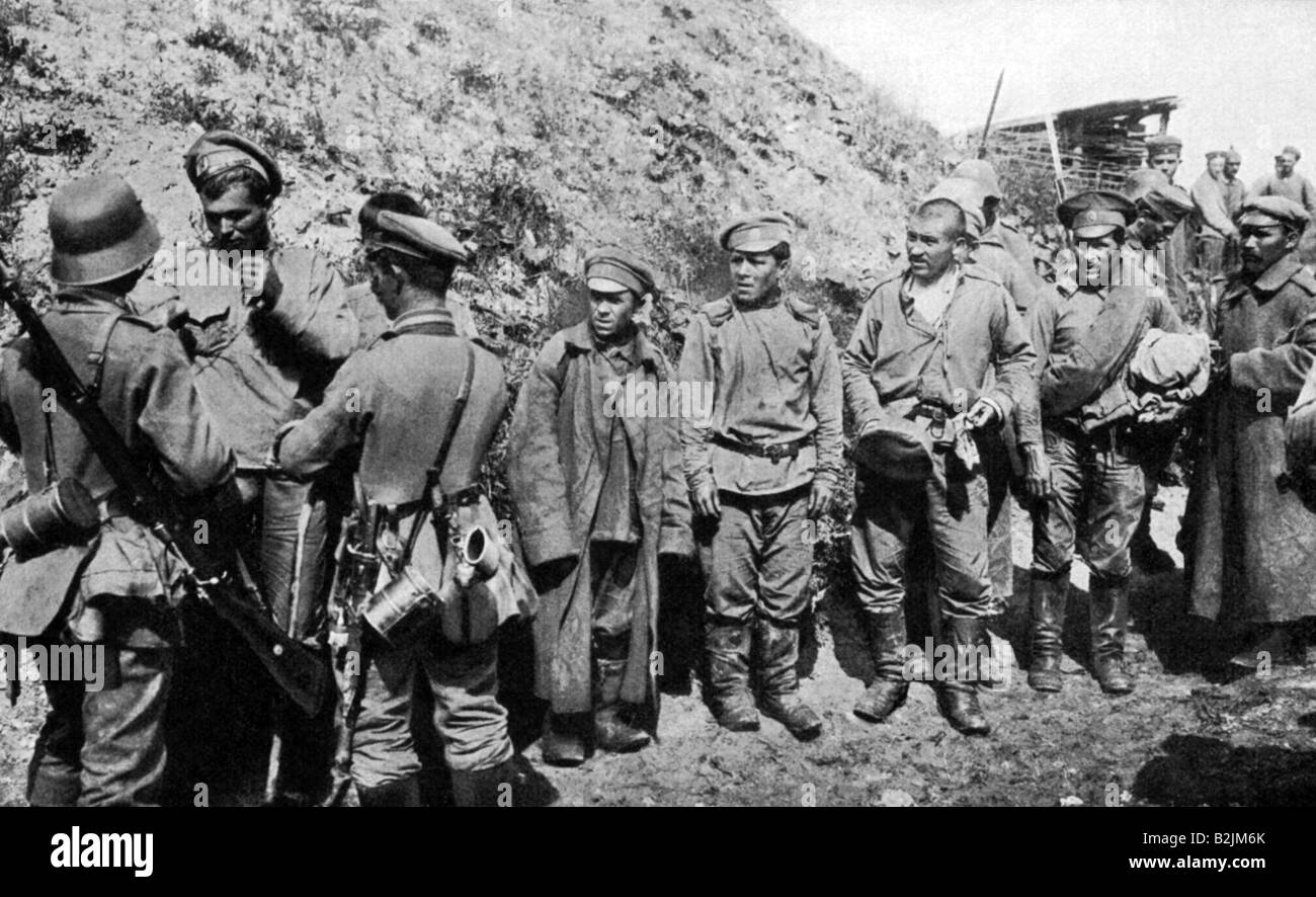 Ereignisse, Erster Weltkrieg/erster Weltkrieg, Ostfront, Polen, deutscher Krankenwagen bei Zlota Gora, Ostgalizien, russische Gefangene, die untersucht werden, Stockfoto