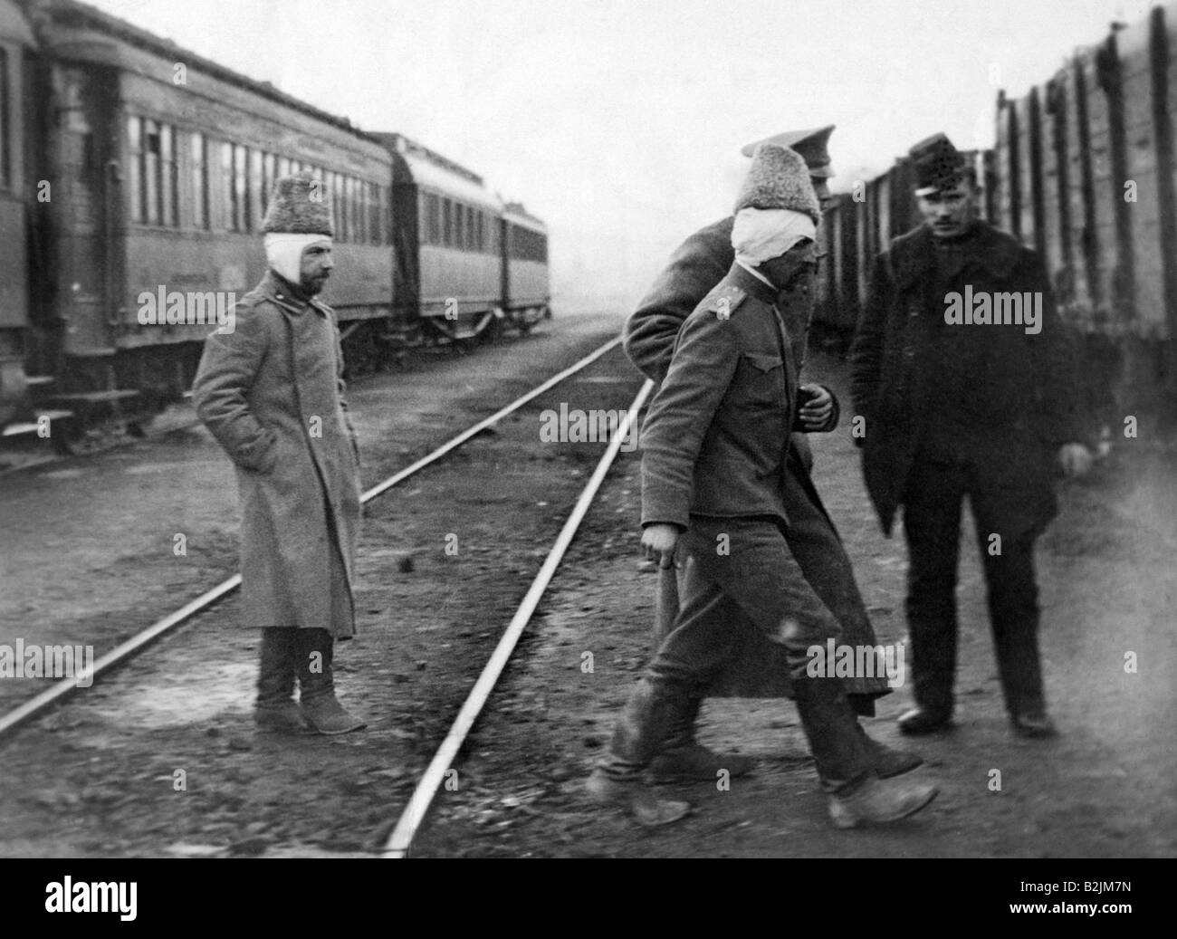 Veranstaltungen, Erster Weltkrieg, Ostfront, Polen, verwundete russische Gefangene an einem Bahnhof, Stockfoto