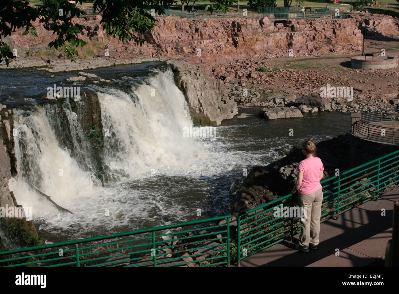 Fällt die Bildfläche Falls Park in Sioux Falls, South Dakota. Der rosa Rock ist Quarzit aus Sioux-Quarzit-Formation. Stockfoto