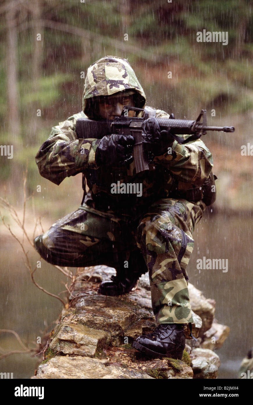 US-Soldat auf Manöver im Feld Stockfoto