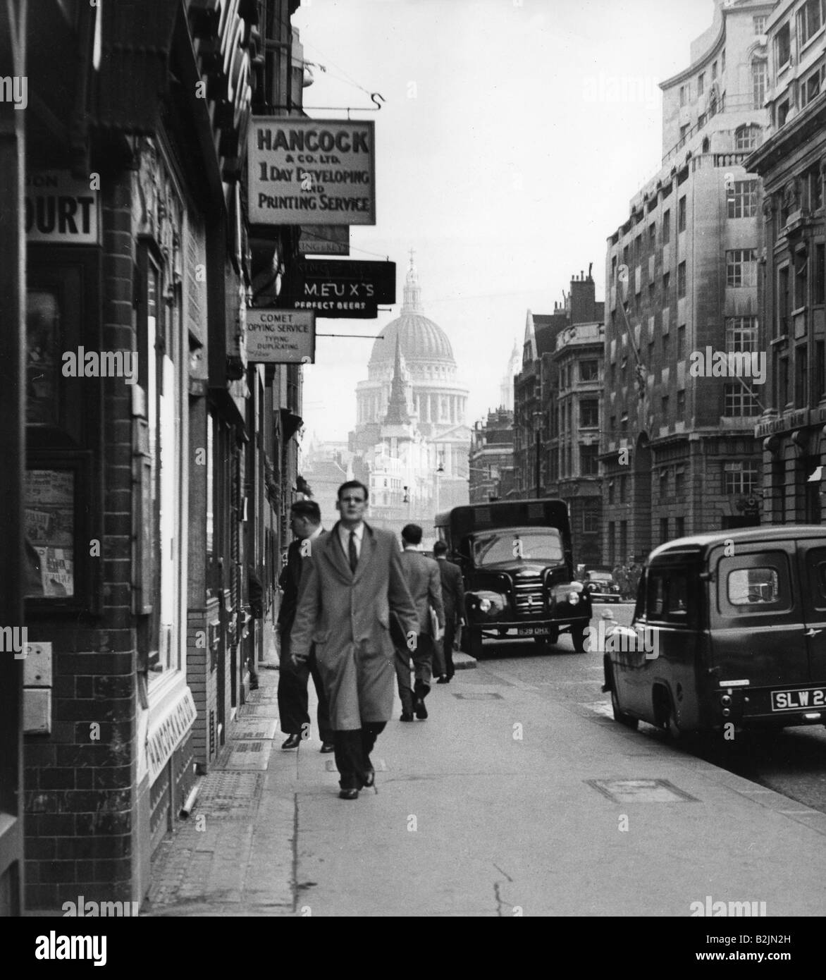 Geographie/Reisen, Großbritannien, London, Straßenszenen, Fleet Street, im Hintergrund St. Paul's Cathedral, 1950er Jahre, Stockfoto