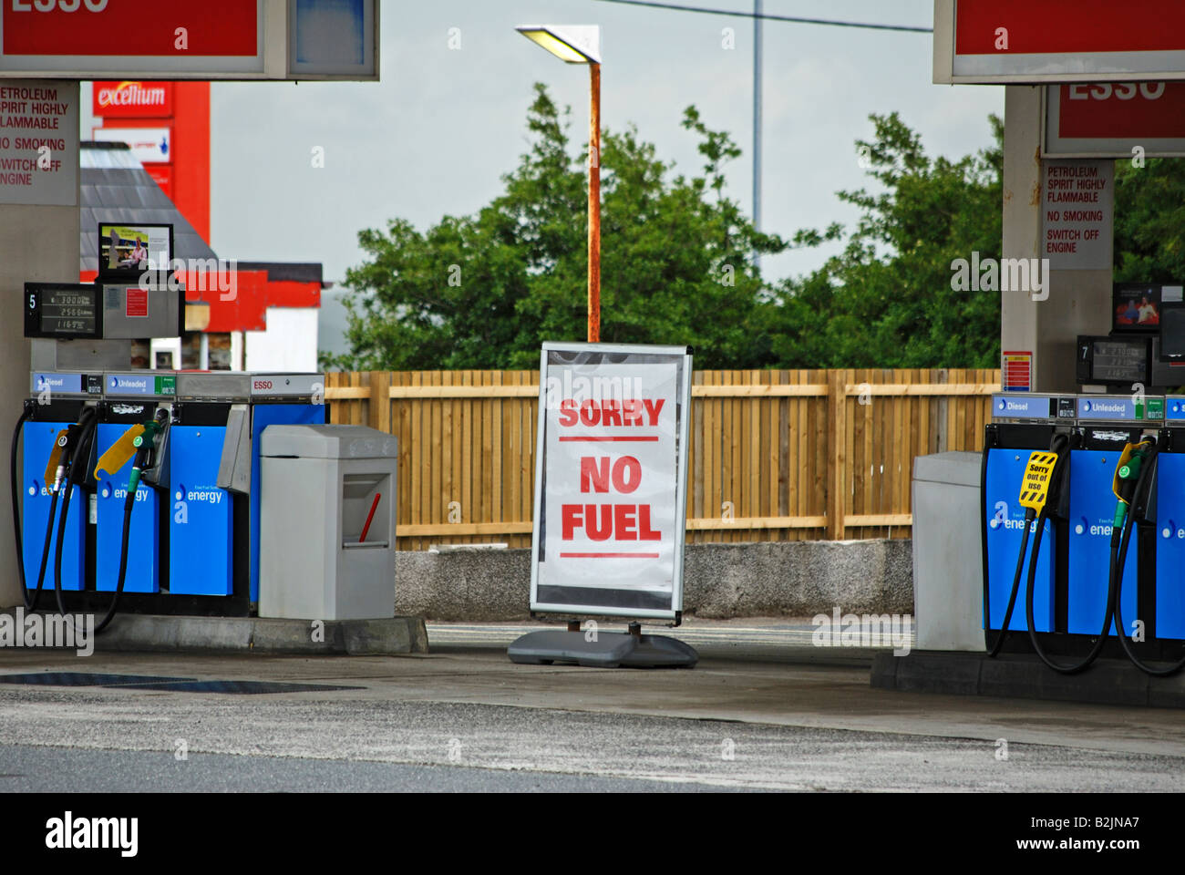 ein Schild sagt "kein Kraftstoff" an einer Tankstelle Stockfoto