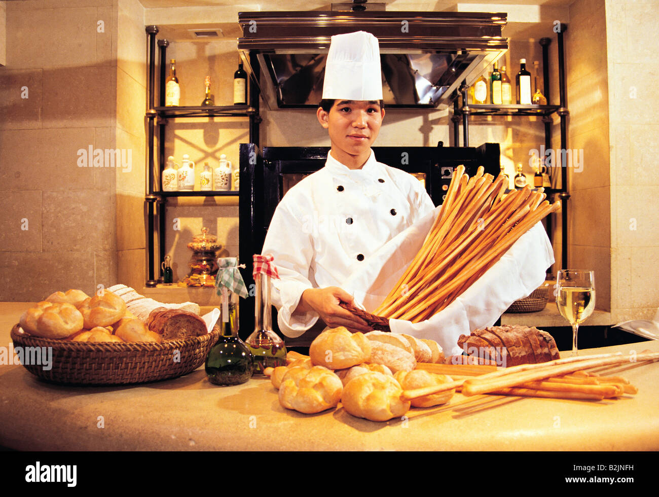 Chinesischer Koch Brotbacken in Hotelküche. Grand Hyatt Hotel. Hong Kong. Stockfoto