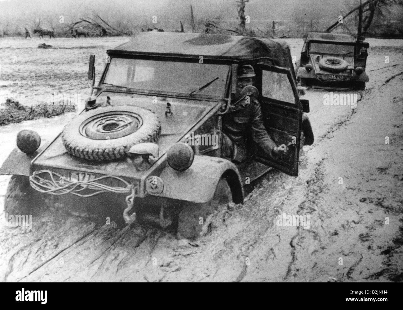 Ereignisse, Zweiter Weltkrieg / 2. Weltkrieg, Russland 1942 / 1943, deutscher Volkswagen im Schlamm festgefahren, Frühjahr 1942, Soldaten, Wehrmacht, Ostfront, Deutschland, UdSSR, Sowjetunion, 20. Jahrhundert, historisch, historisch, Fahrzeug, Kübelwagen, Menschen, vierziger Jahre, Stockfoto