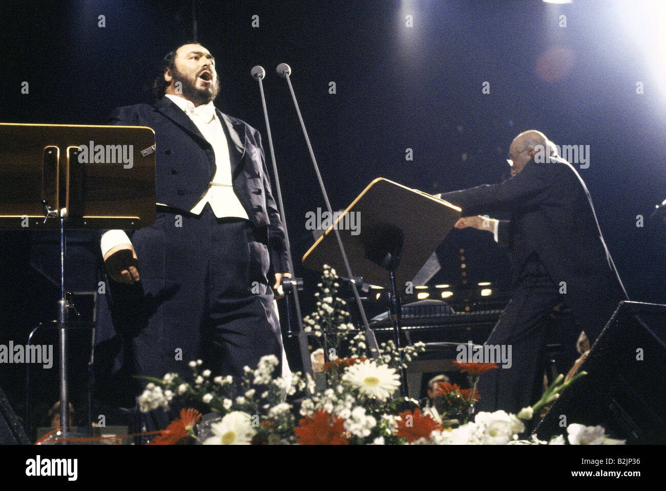 Pavarotti, Luciano, 12.10.1935 - 6.9.2007, italienischer Musiker/Künstler, Sänger, (Tenor), halbe Länge, mit Dirigent Emerson Buckley, Bühnenauftritt, Konzert, Olympiahalle, München, 26.7.1986, Stockfoto