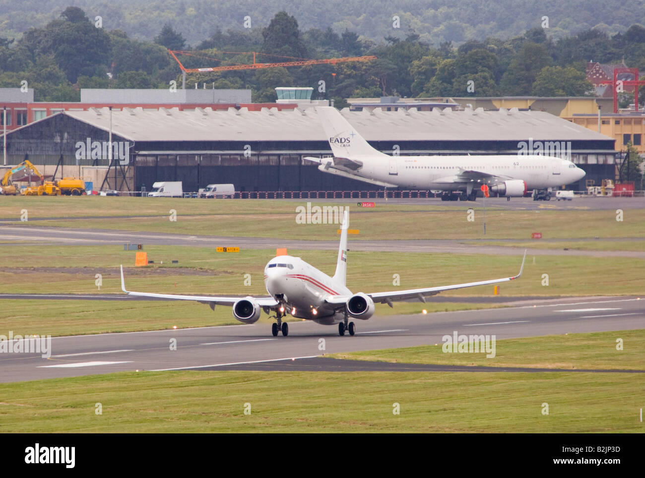 Dubai Air Wing Boeing 737 8AJ Taking off von Farnborough. Stockfoto