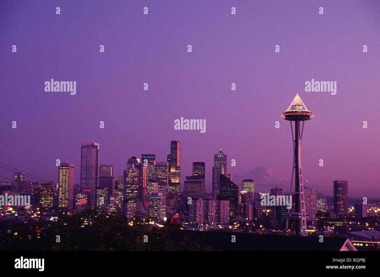 Seattle Mount Rainier und die Space Needle von Queen Anne Hill und Kerry Park Stockfoto