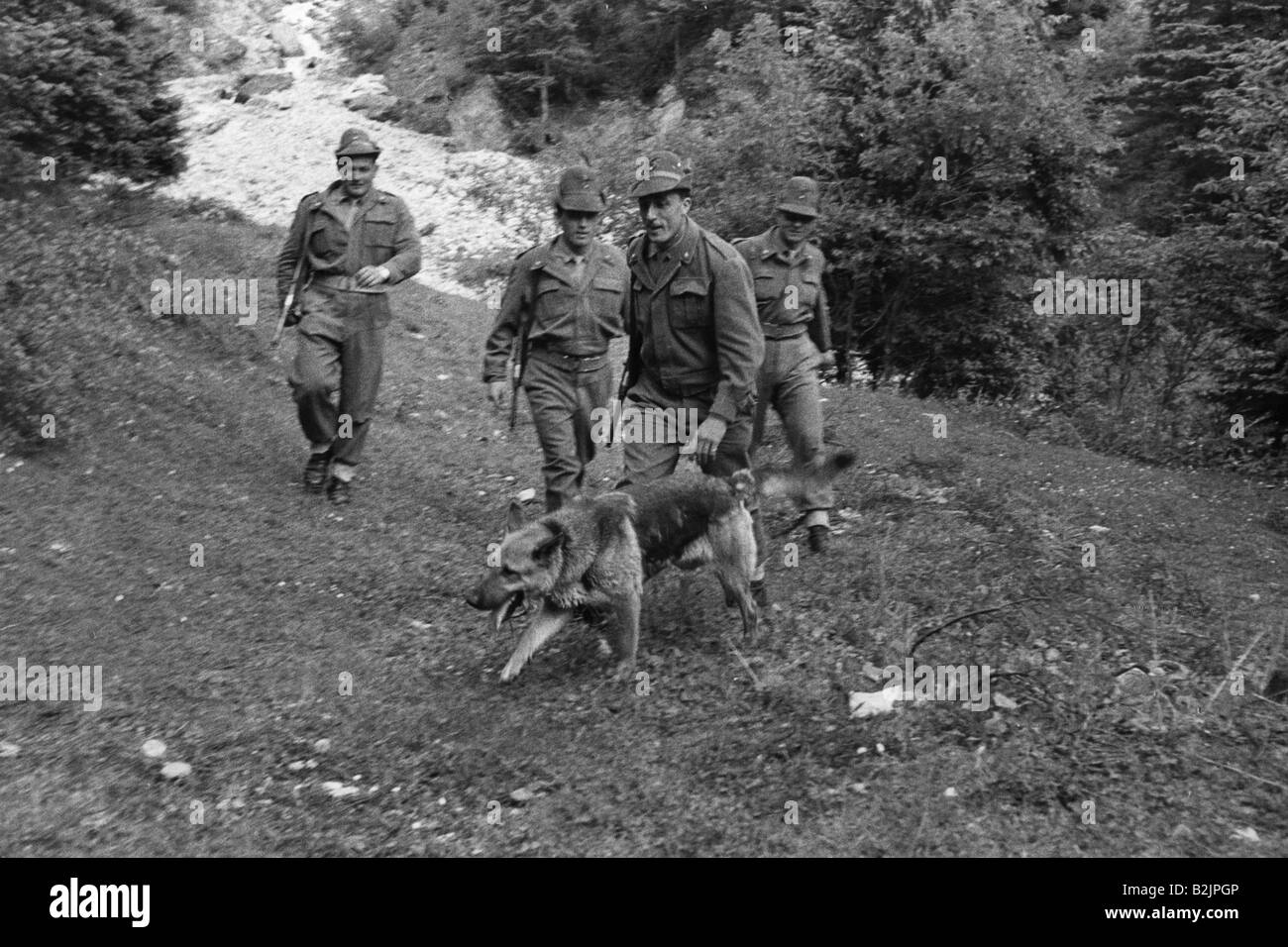 Geografie/Reisen, Italien, Politik, Südtirol, Konflikt in Südtirol, vier Soldaten auf Patrouille in Bergen, Grenzgebiet zu Österreich, Juni 1961, Stockfoto