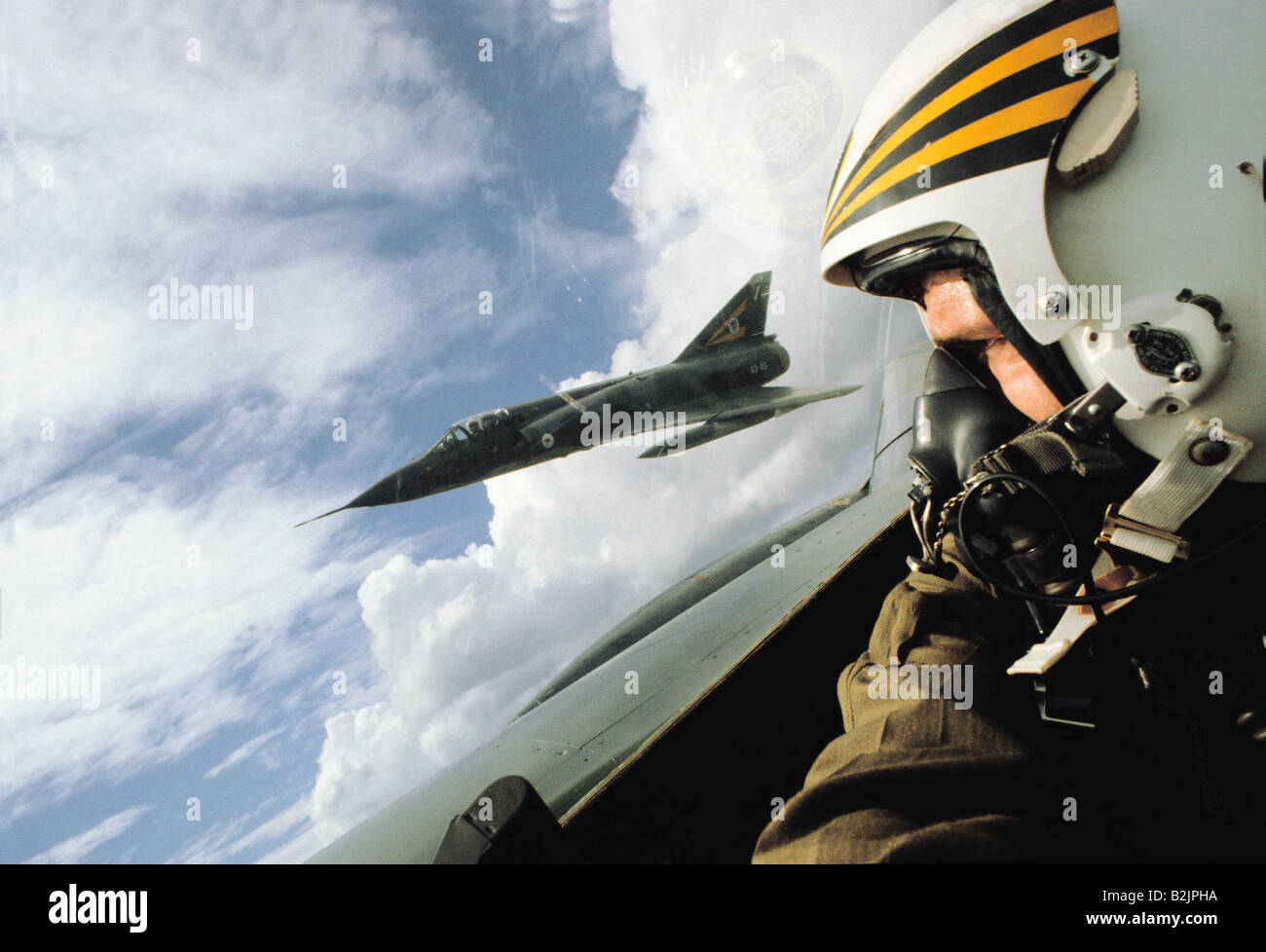 Cockpit-Ansicht der militärischen Jetpiloten während des Fluges mit Mirage III Jet Flugzeug im Hintergrund hautnah. Stockfoto