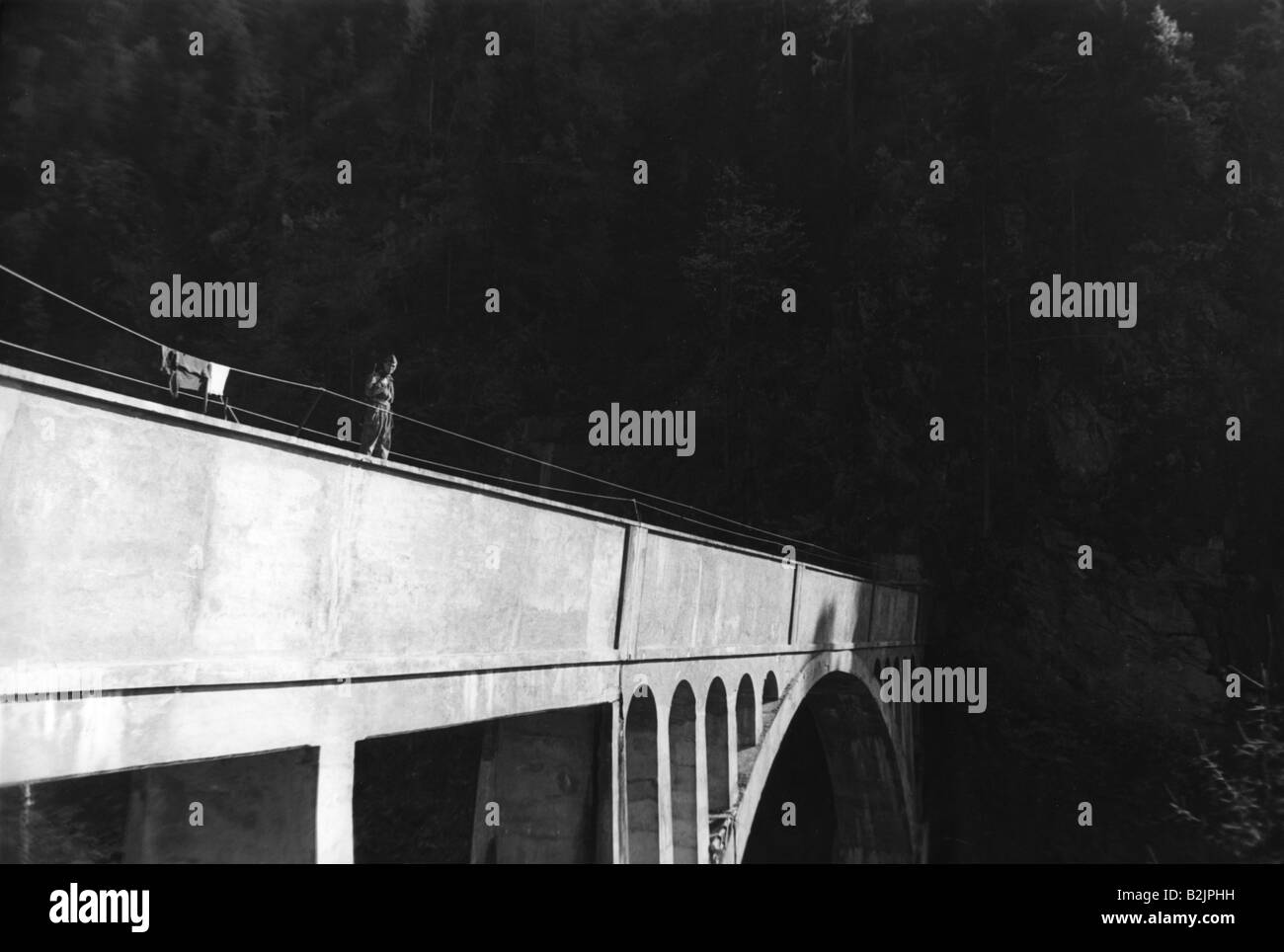 Geografie/Reisen, Italien, Politik, Südtirol, Konflikt in Südtirol, Brücke zur Bewachung von Soldaten, Sarntal, November 1962, Stockfoto
