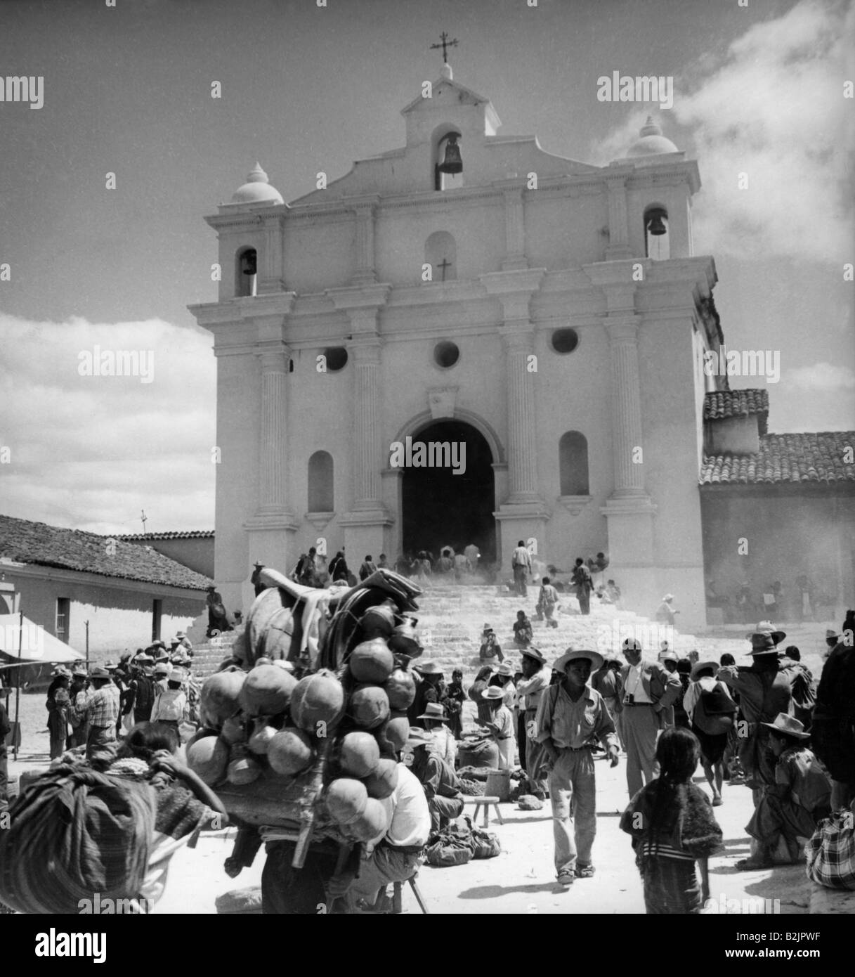 Geografie/Reisen, Guatemala, Chichicastenango, Straßenszenen, Markt mit Einheimischen, vor der Kirche Santo Tomas, 1960er Jahre, Stockfoto