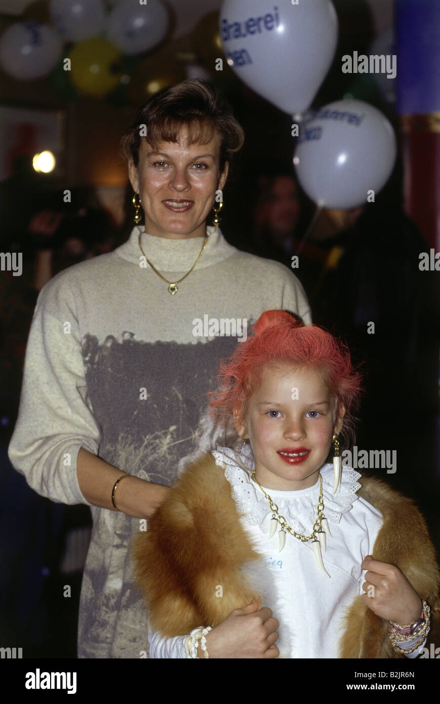 L'Arronge, Andrea, * 7.4.1957, deutsche Schauspielerin, halbe Länge, mit ihrer Tochter Jessica, Kinderkarneval, München, 1990er Jahre, Stockfoto