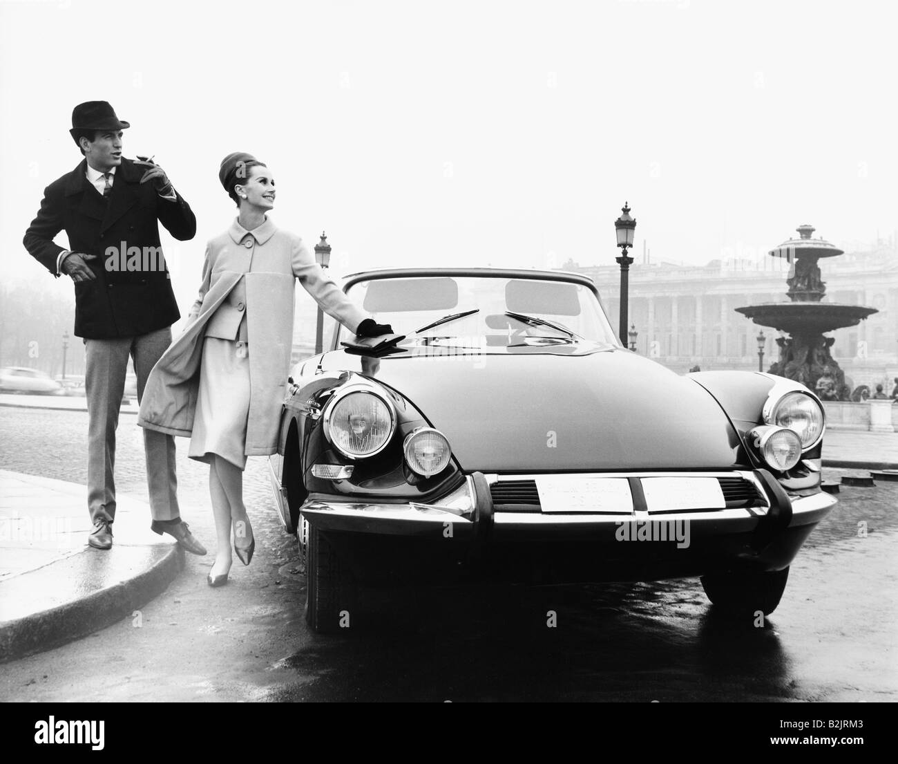 Mode, 1960er Jahre, Modell: Bettina Lauer, Place de la Concorde, Paris, Anfang der 60er Jahre, Fotograf: Rico Puhlmann, Additional-Rights - Clearance-Info - Not-Available Stockfoto