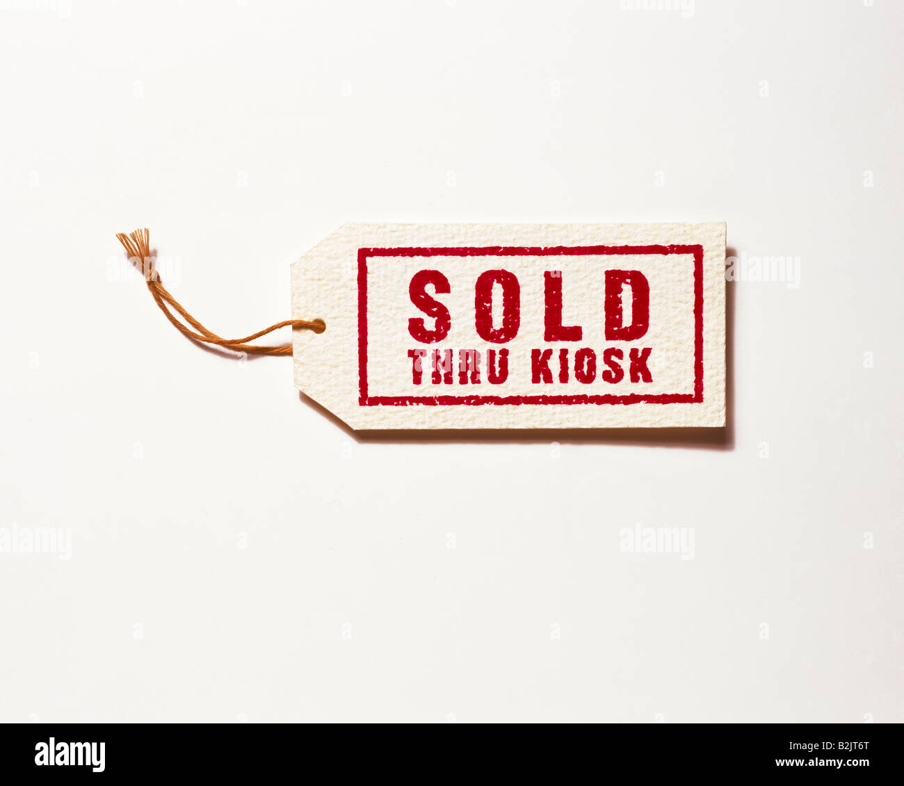 Retail Merchandise Verkauf Ticket Tag sagen verkauft durch KIOSK auf weißem Hintergrund mit Schlagschatten Stockfoto