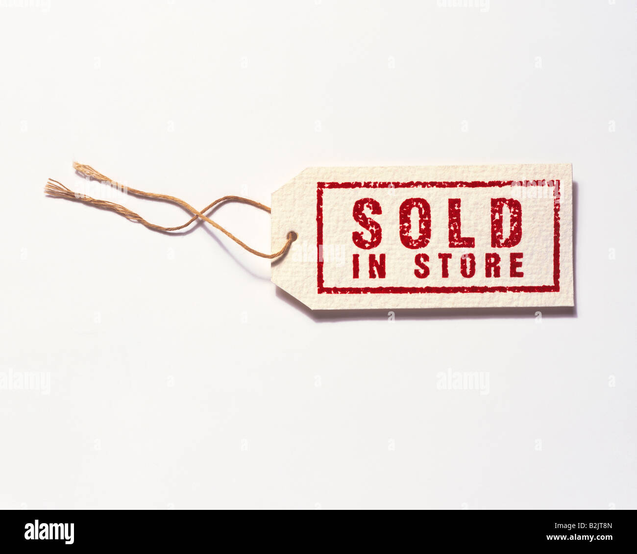 Retail Merchandise Verkauf Ticket Tag sagen verkauft über im Store auf weißem Hintergrund mit Schlagschatten Stockfoto