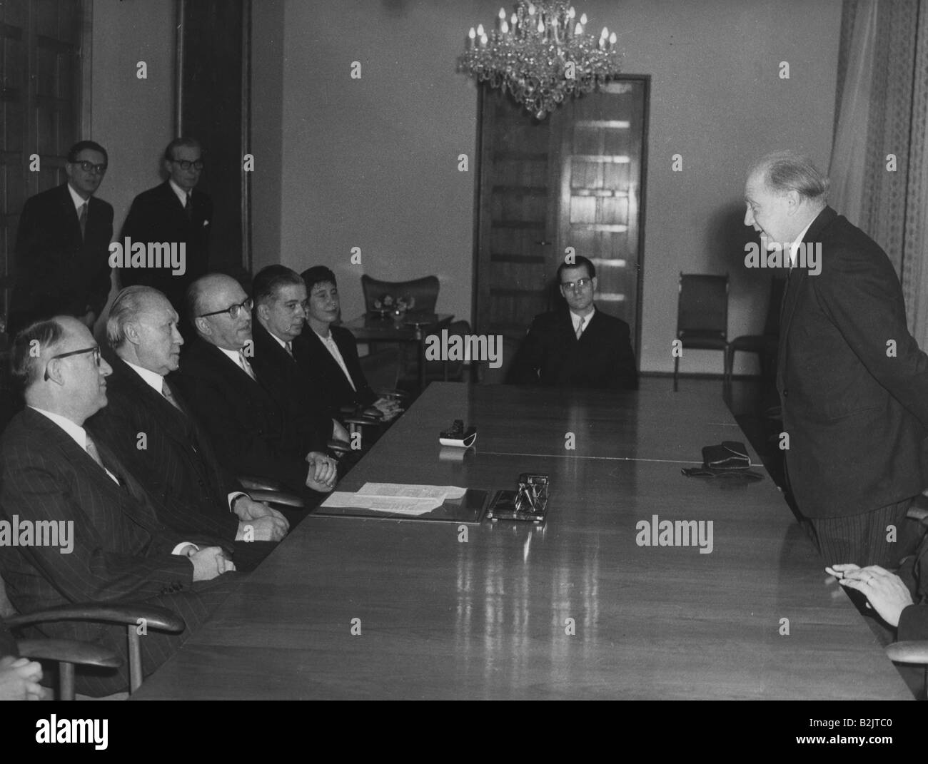 Heisenberg, Werner Karl, 5.12.1901 - 1.2.1976, deutscher Physiker, Rede bei der Zeremonie der Erneuerung der Humboldt Stiftung, Chancelly, Bonn, 11.12.1953, Stockfoto