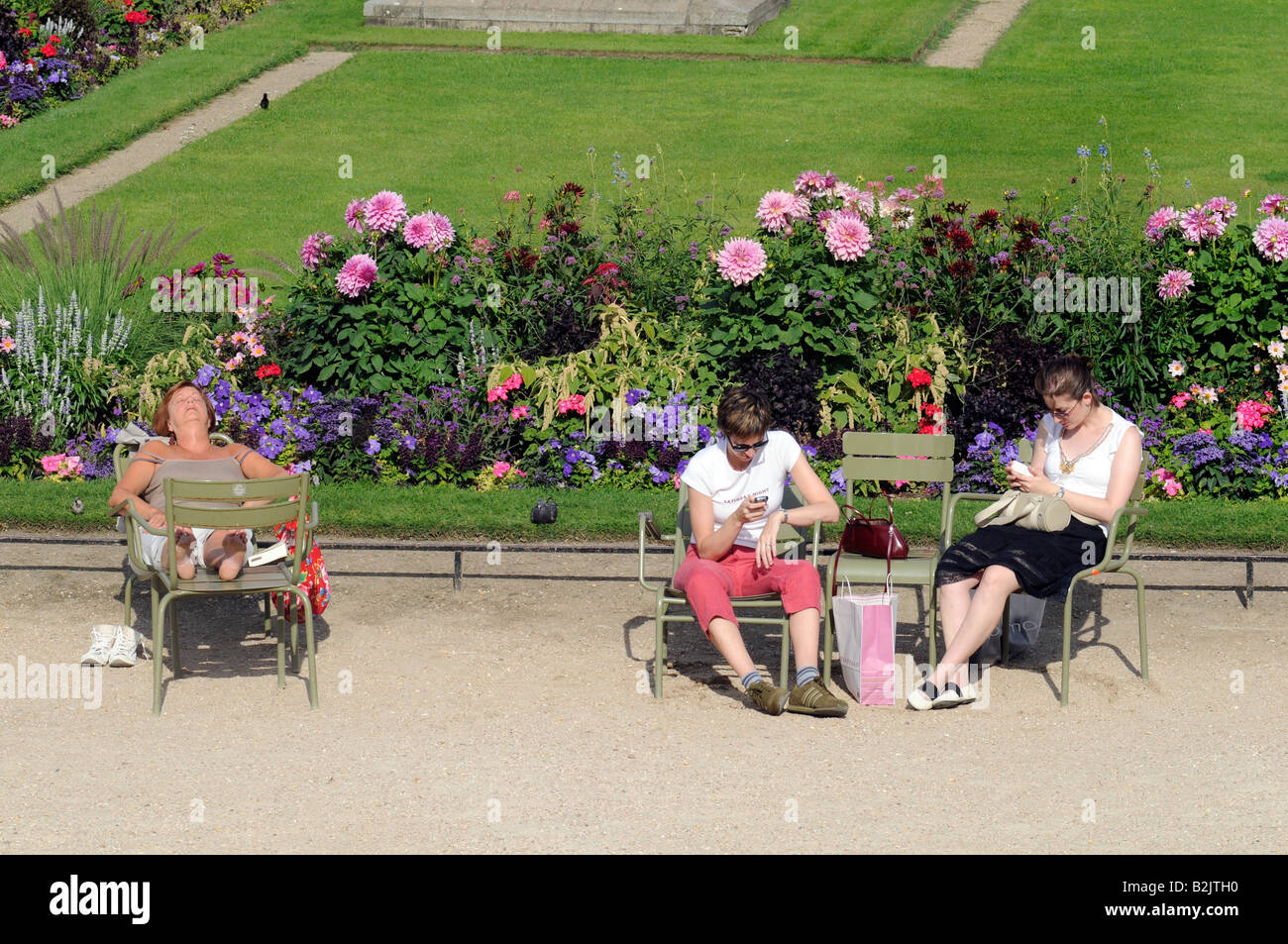 Franzosen, entspannen und Sonnenbaden im Jardin du Luxembourg, eines der schönsten Garten in Zentral-Paris, Frankreich Stockfoto