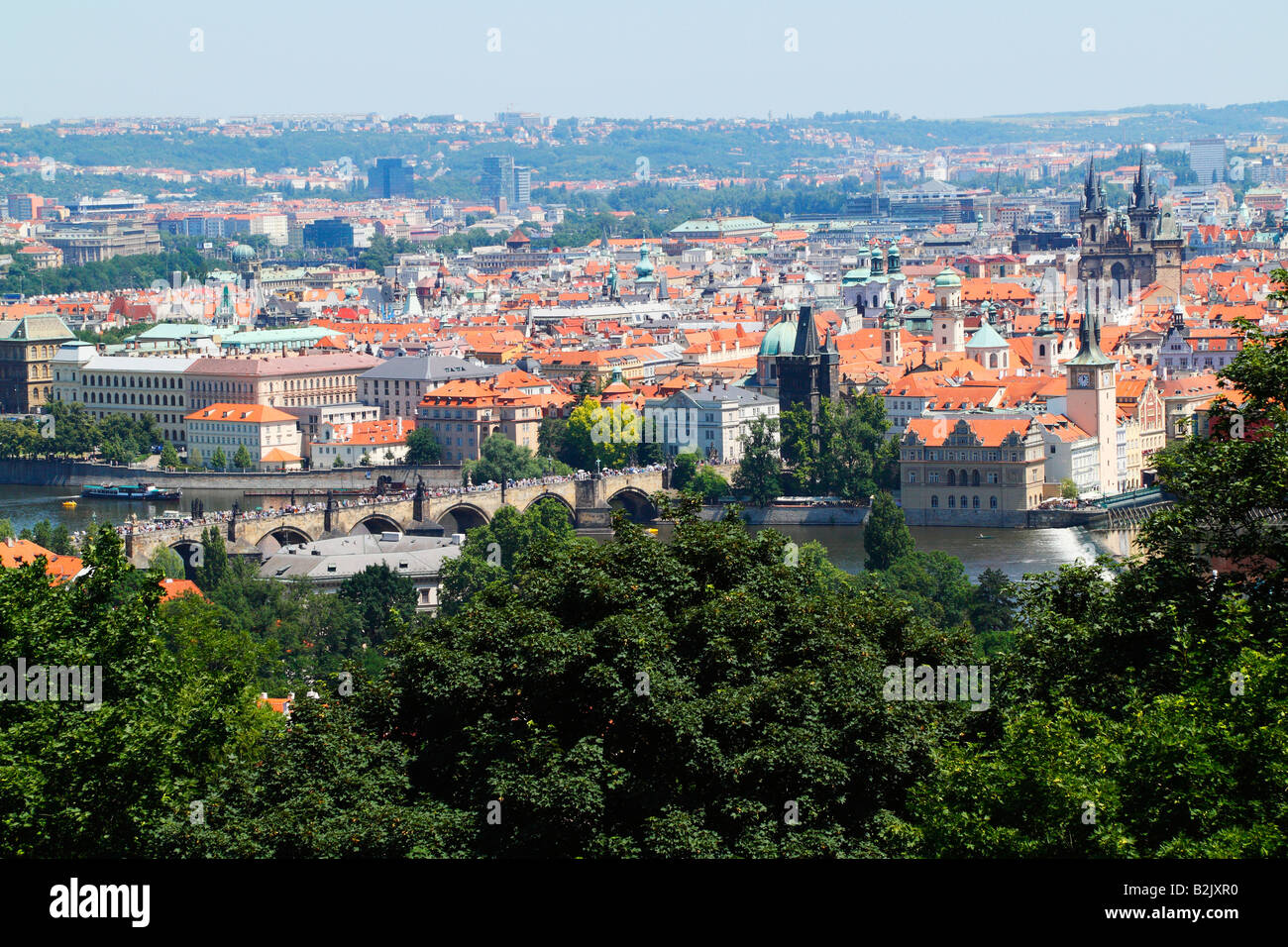 Erhöhten Blick auf die Karlsbrücke und der Teynkirche in Prag Altstadt von oben auf den Petrin-Hügel. Stockfoto