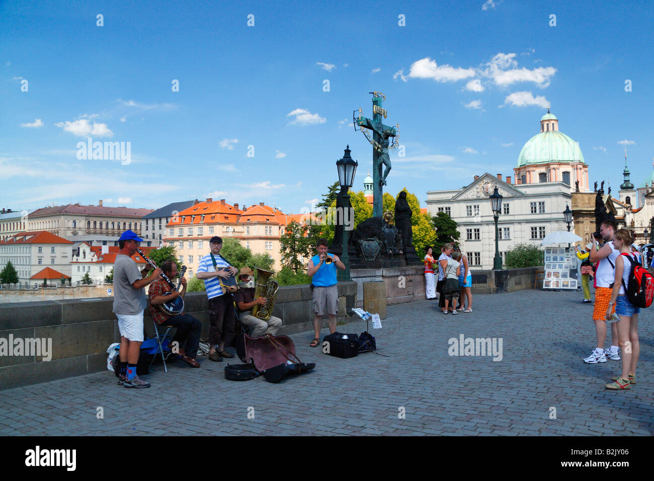 Eine traditionelle tschechische folk-Band beim Karlsbrücke in Prag Stockfoto