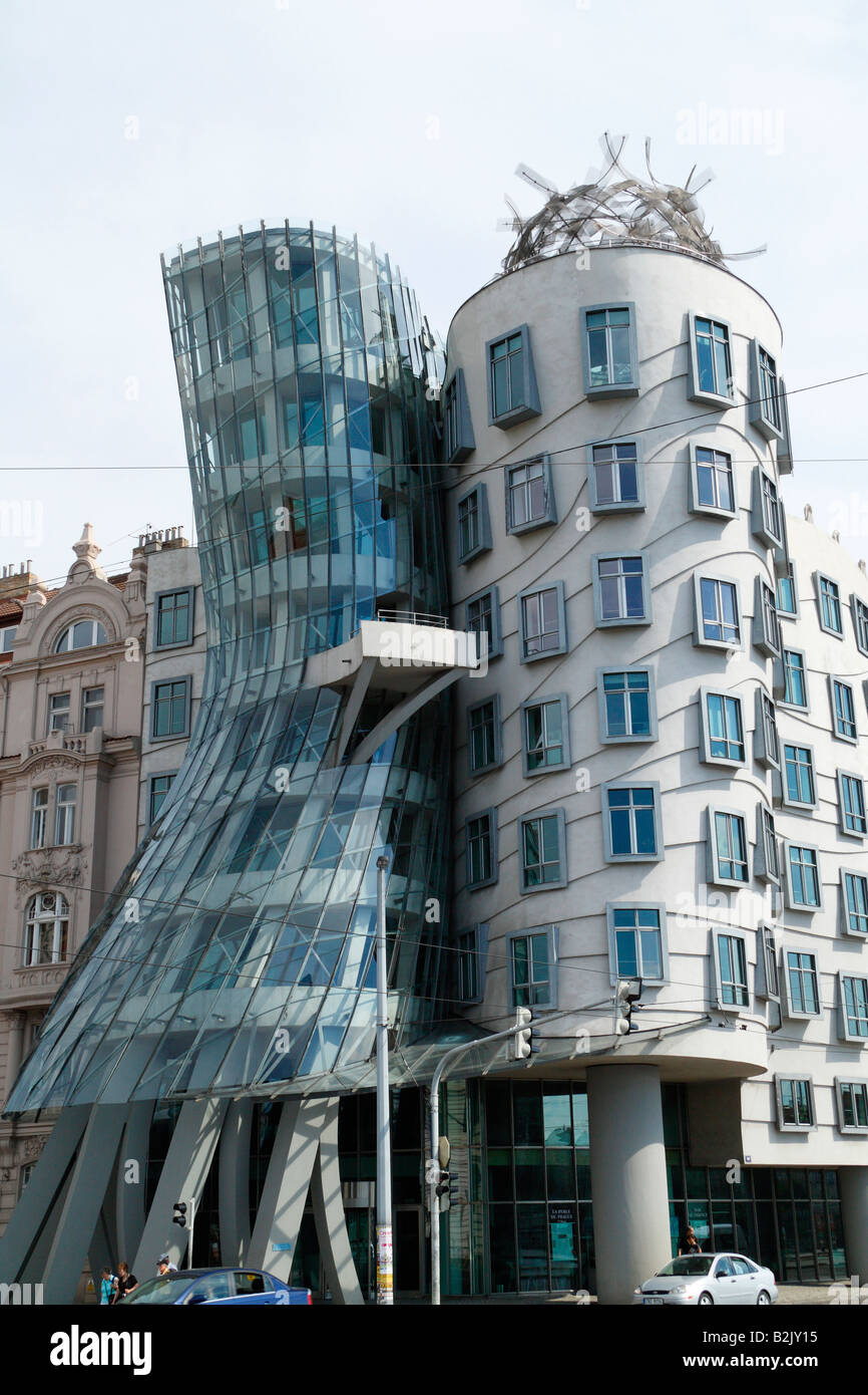 Fred und Ginger towers auch bekannt als die tanzenden Gebäude in Prag geschaffen, um eine berühmte Hollywood-Duo ähneln Stockfoto