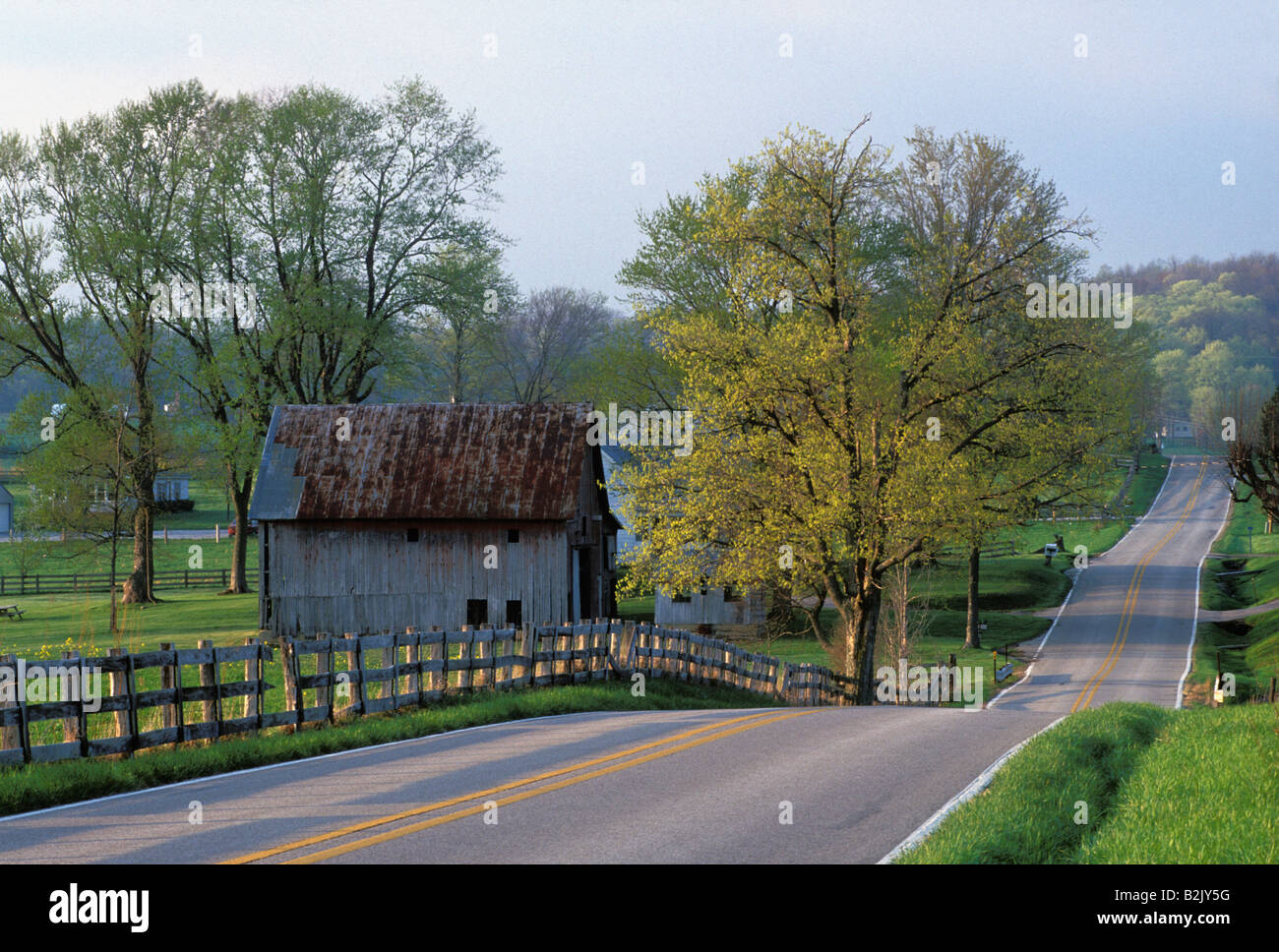 Landstraße durch ländliche Frühlingslandschaft im Washington County Indiana Teil einer vier Saison-Serie Stockfoto