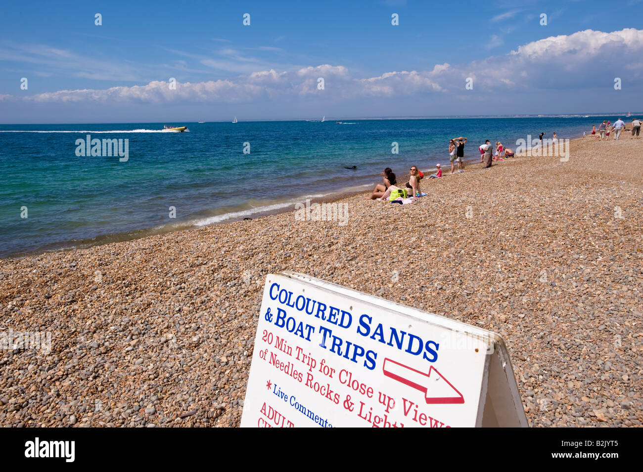 Familien genießen heißen Sommertag in Alum Bay Isle Of Wight Vereinigtes Königreich Stockfoto