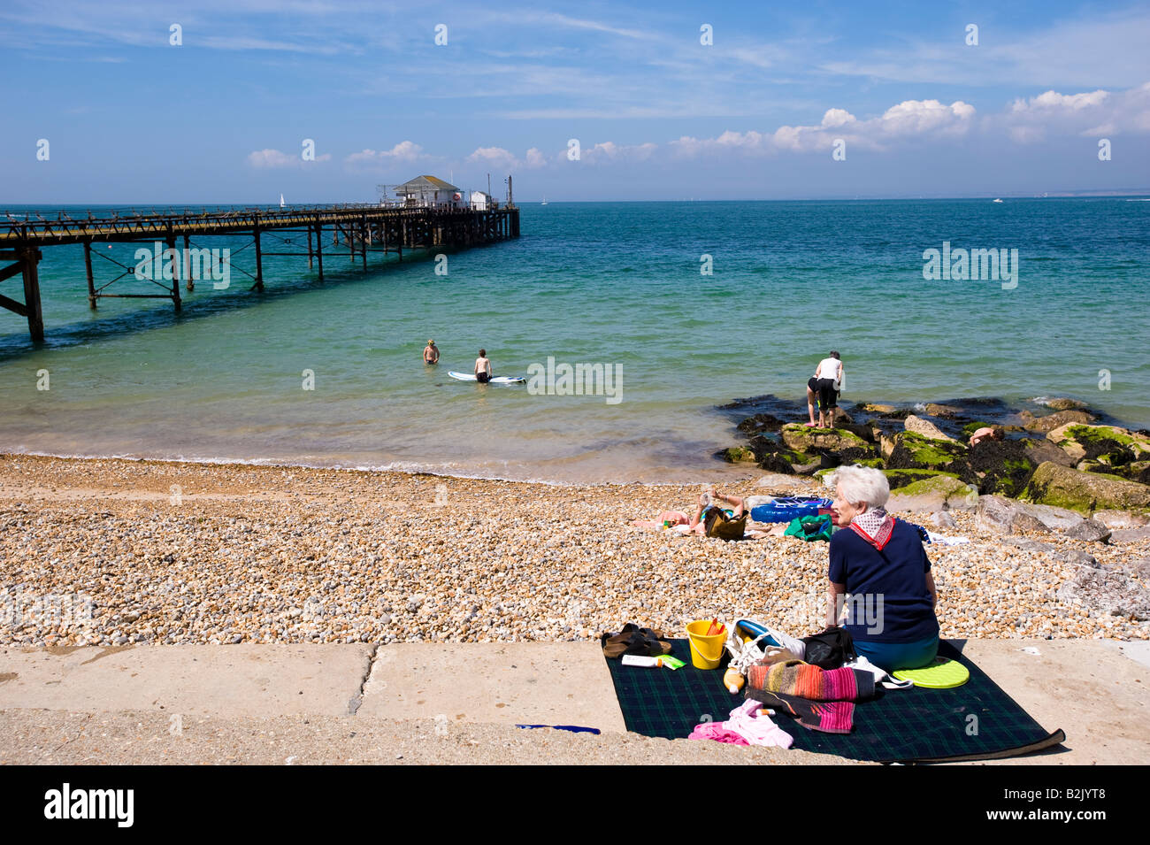 Familien genießen heißen Sommertag am Strand in Totland Bay Isle Of Wight Vereinigtes Königreich Stockfoto