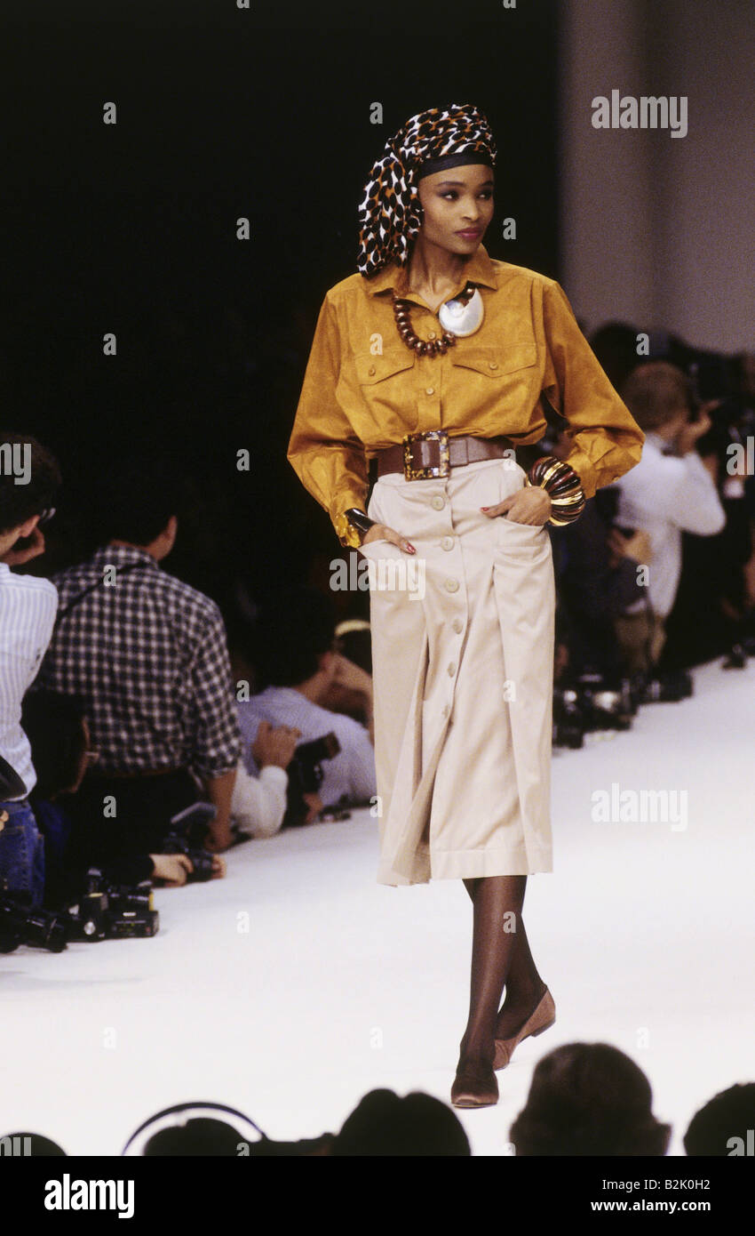 Mode, Modenschau, Pret-a-Porter, Paris, Yves Saint Laurent, Sommerkollektion 1989, "Afrikanische Königin", Modell auf Laufsteg, Stockfoto