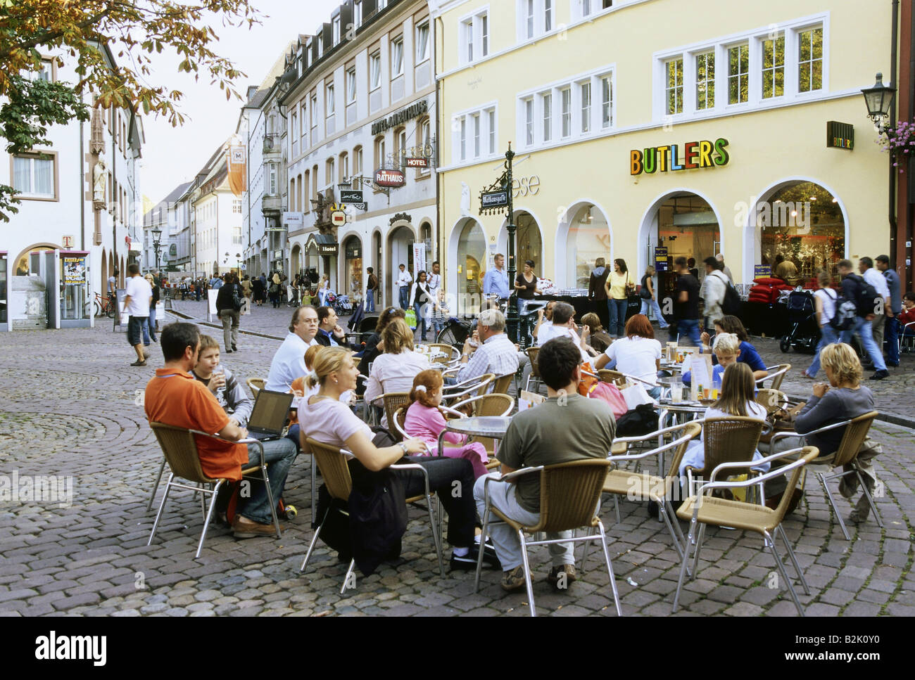 Geographie/Reisen, Deutschland, Baden-Württemberg, Freiburg, Gastronomie, Street Cafe am Rathausplatz,, Additional-Rights - Clearance-Info - Not-Available Stockfoto
