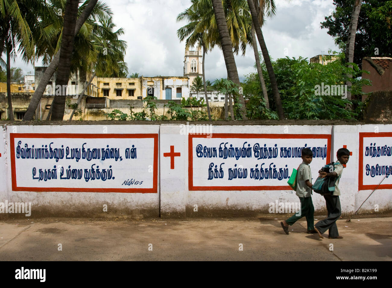 Jungen zu Fuß vor einem Christian Church in Kumbakonam Süd-Indien Stockfoto