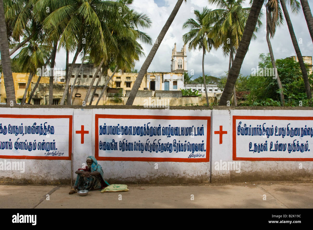 Obdachloser vor einem Christian Church in Kumbakonam Süd-Indien Stockfoto