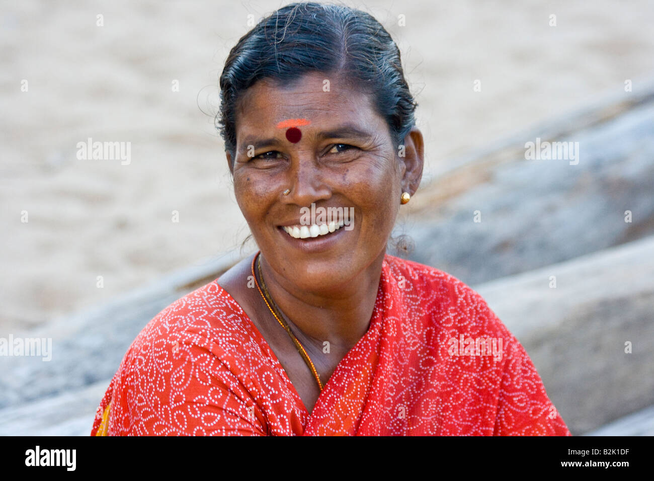 Lächelnd Hindu Woman on the Beach in Mamallapuram Süd-Indien Stockfoto