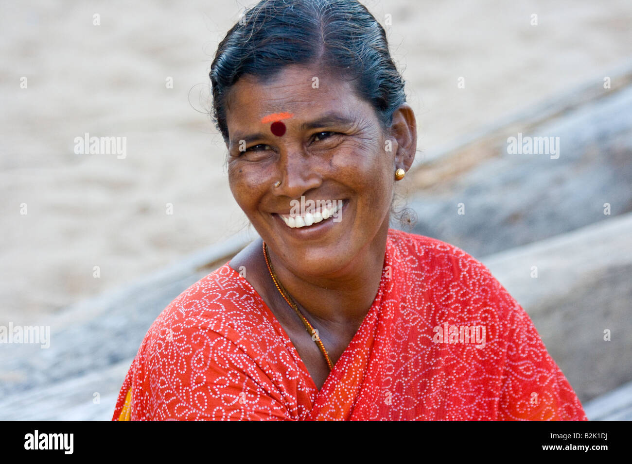 Lächelnd Hindu Woman on the Beach in Mamallapuram Süd-Indien Stockfoto