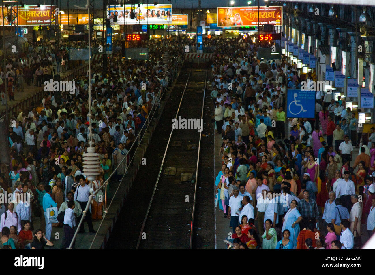 Überfüllten Bahnsteig im Bahnhof Chhatrapati Shivaji in Mumbai Indien Stockfoto