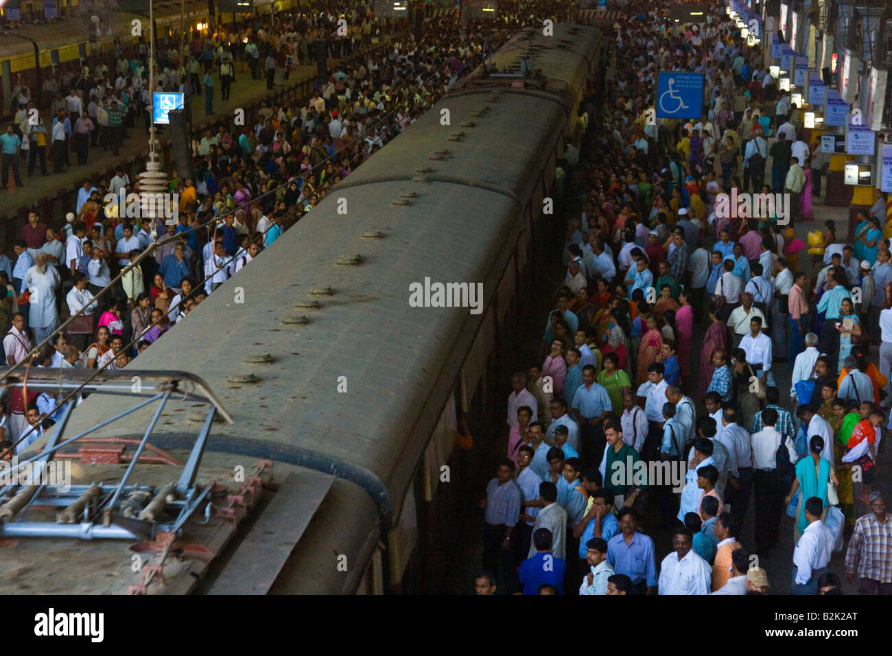Überfüllten Bahnsteig im Bahnhof Chhatrapati Shivaji in Mumbai Indien Stockfoto