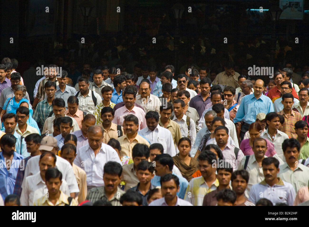 Drängten sich morgen Rush in Chhatrapati Shivaji Bahnhof in Mumbai-Indien Stockfoto