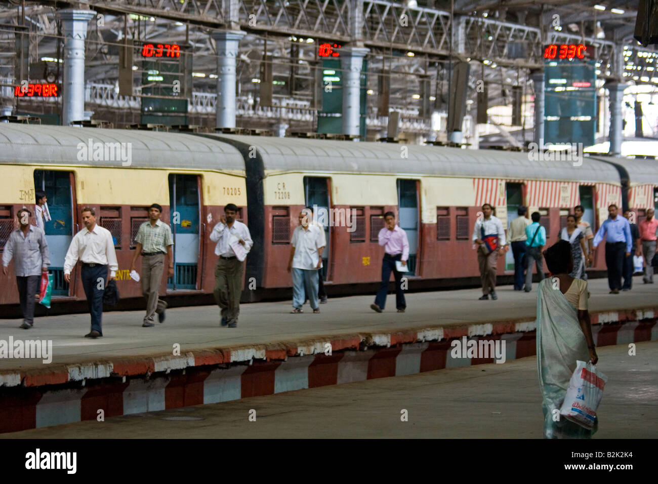 Bahnsteig im Bahnhof Chhatrapati Shivaji in Mumbai Indien Stockfoto