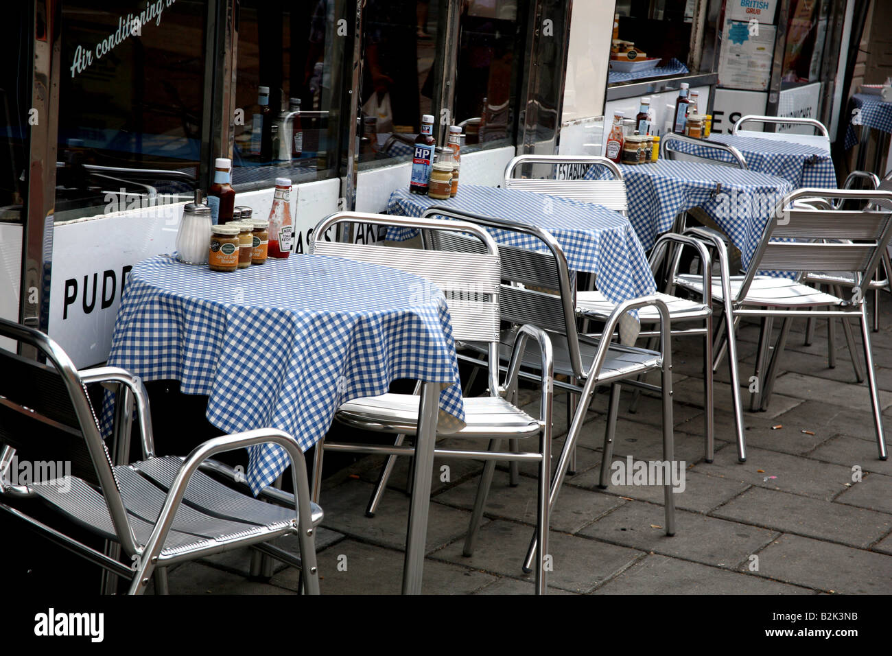 Leere Tische in London während der Wirtschaftskrise Stockfoto
