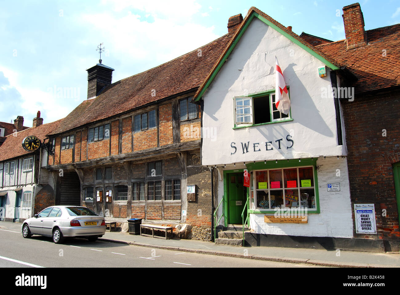Die alte Kirche Halle und Konditorei, High Street, West Wycombe, Buckinghamshire, England, Vereinigtes Königreich Stockfoto