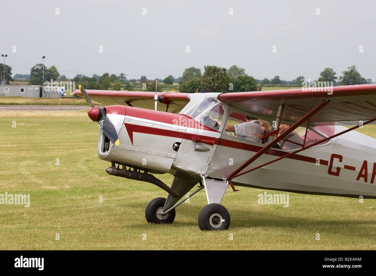 Auster J5G Cirrus Autocar G-ARKG am Wickenby Flugplatz geparkt Stockfoto