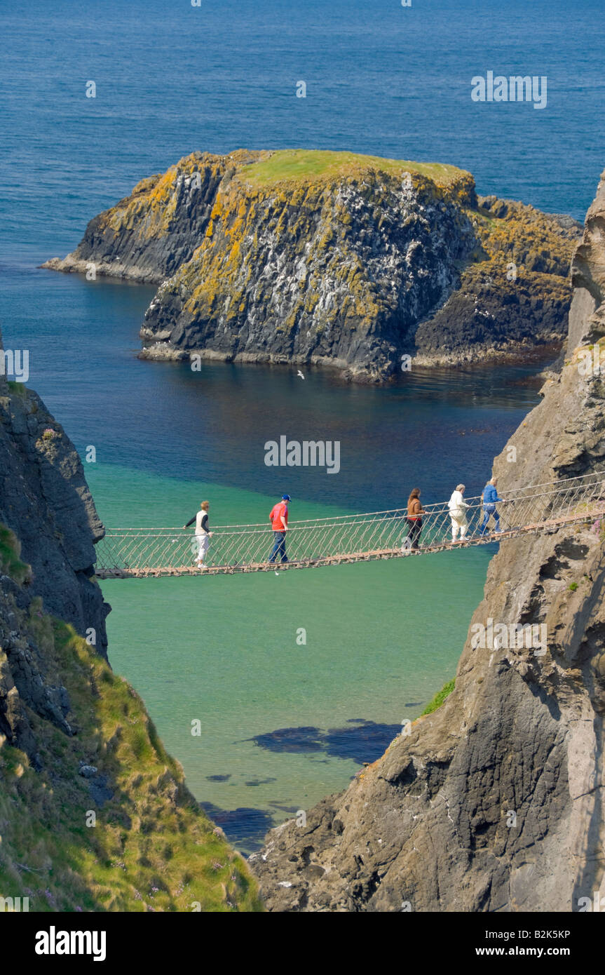 Touristen, die Überquerung der Carrick ein Rede Seilbrücke, Carrick island Ballycastle County Antrim Nordirland Großbritannien GB EU Europa Stockfoto