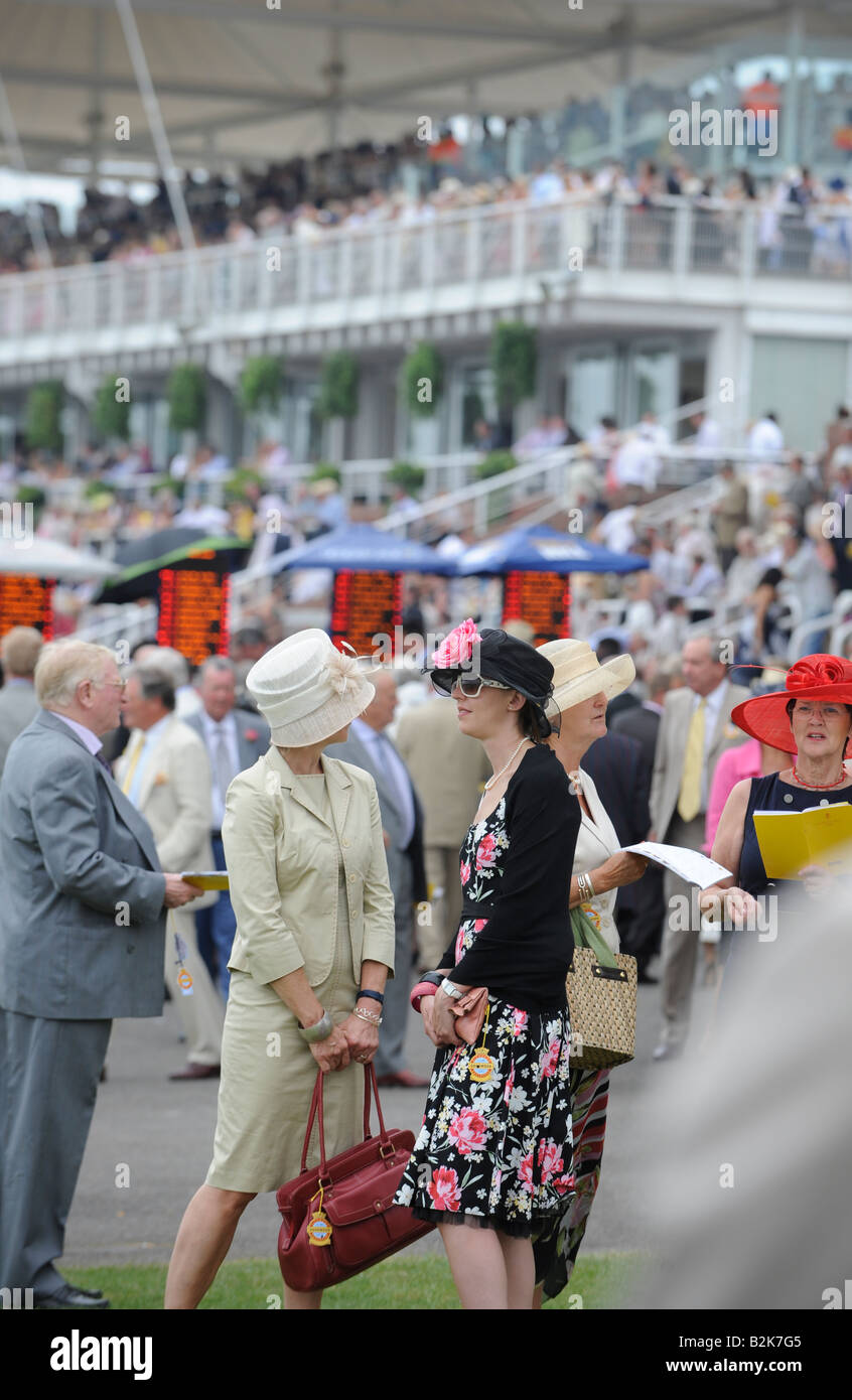 Glorious Goodwood: Massen pack steht auf der beliebten Damen-Tag. Stockfoto