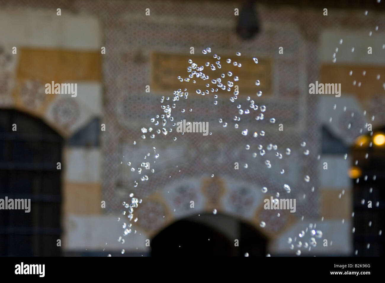 Wasser aus einem Brunnen in Azem Palast in der Altstadt von Damaskus-Syrien Stockfoto