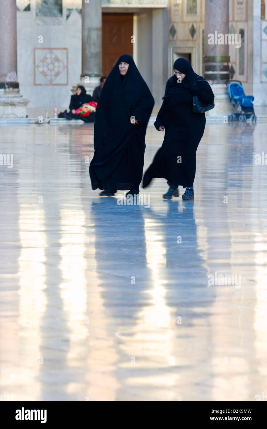 Zwei Frauen das Tragen von Burkas in der Umayyaden-Moschee in Damaskus Syrien Stockfoto