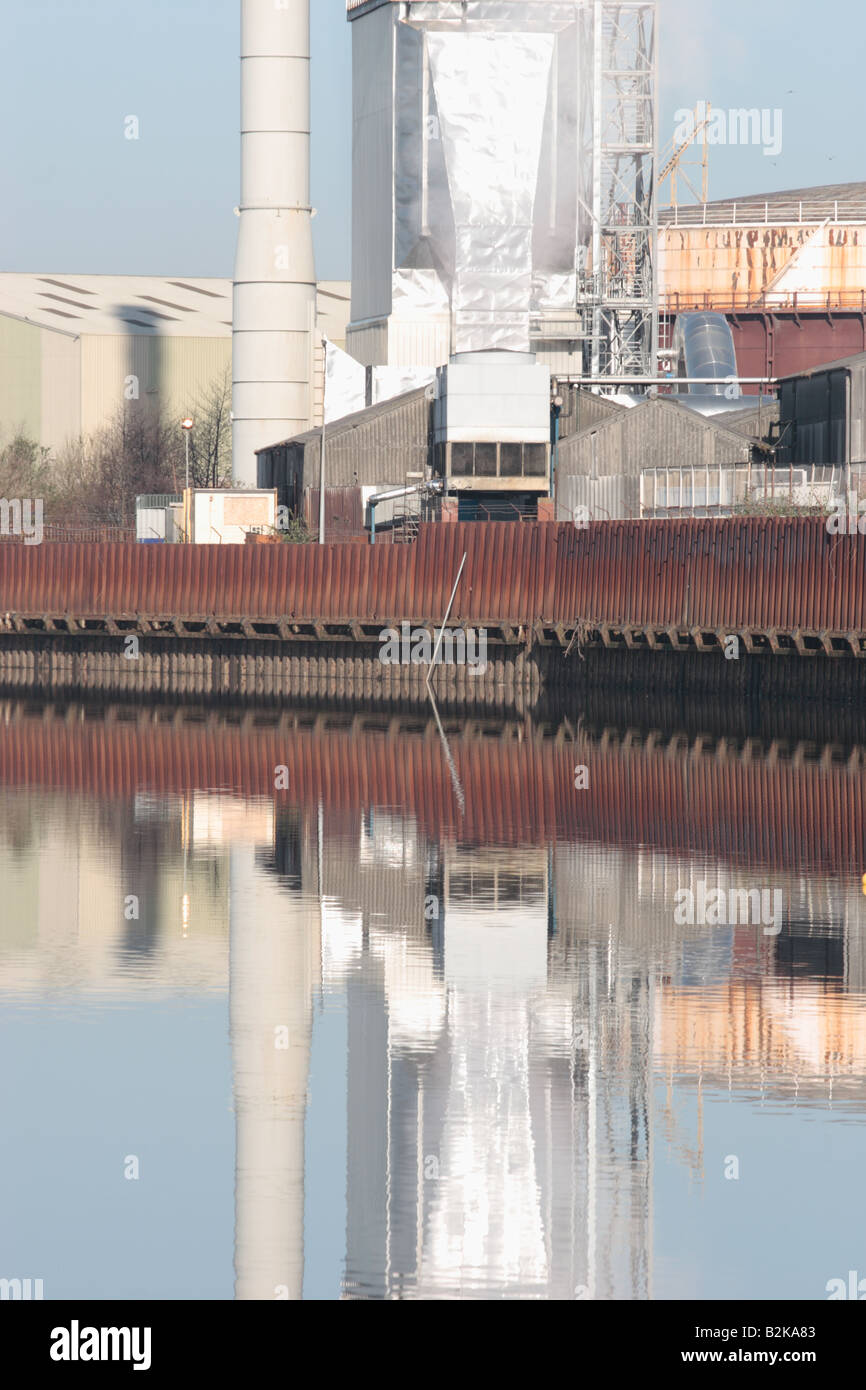 Owens-Illinois Glashütte bei Alloa, Clackmannanshire, Schottland, spiegelt sich in den Fluss Forth. Stockfoto