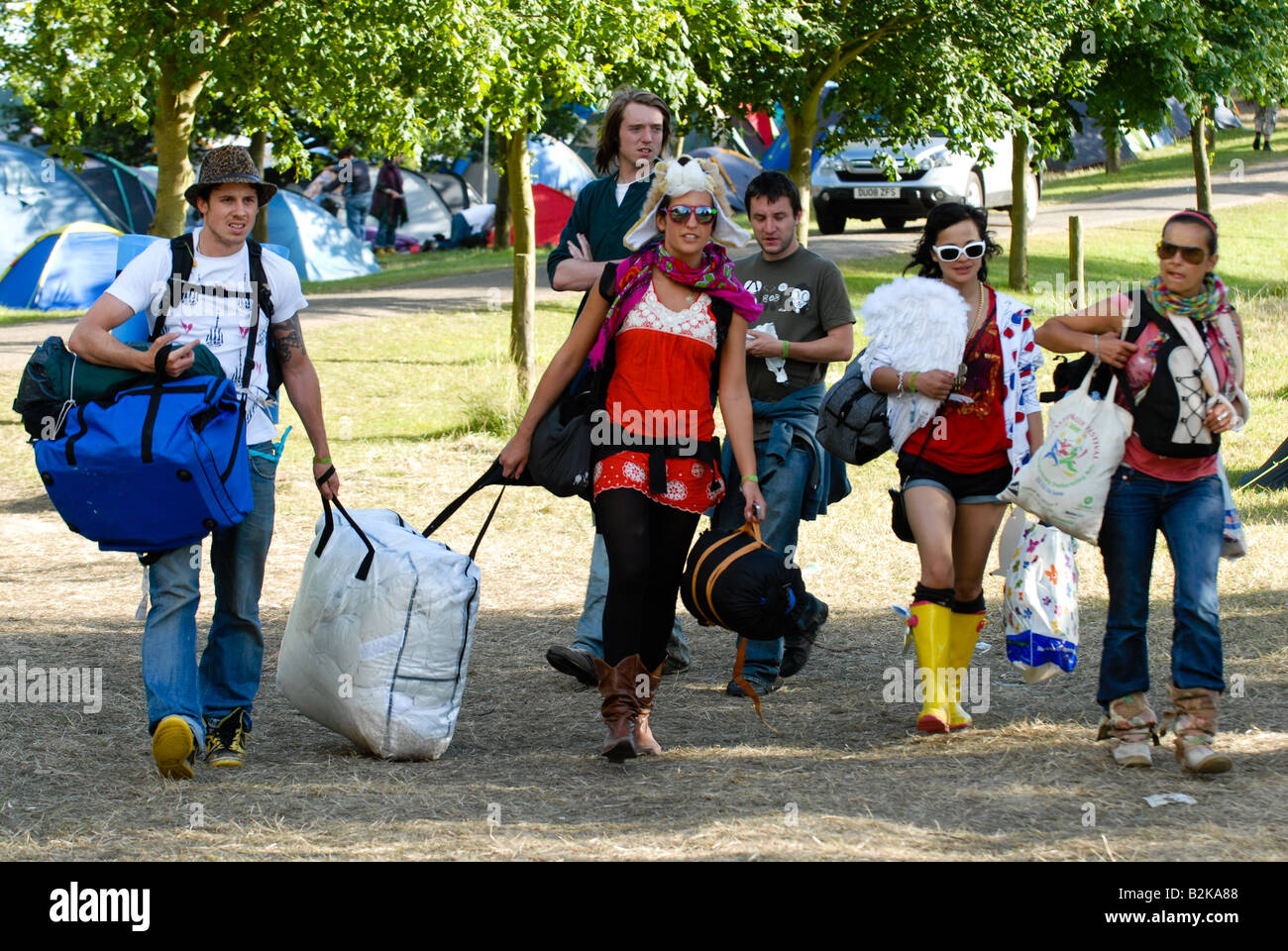 Gruppe von Musik Festivalbesucher gepackt und nach Hause gehen Stockfoto