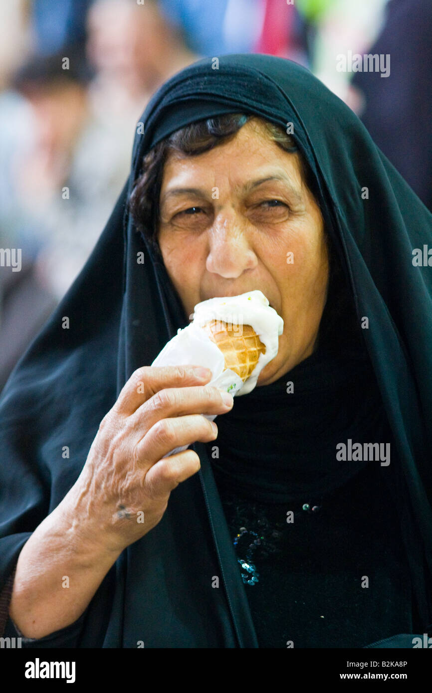 Muslimische Frau essen Eis aus Bekdach im Hamidiyya Souk in der Altstadt von Damaskus-Syrien Stockfoto