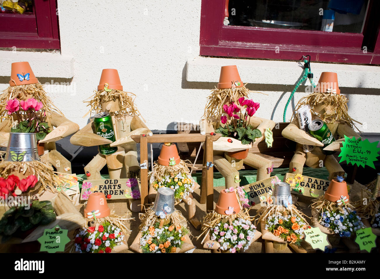 Gartenverzierungen mit Blumentopf Hüte in eine Ladenfront Stockfoto